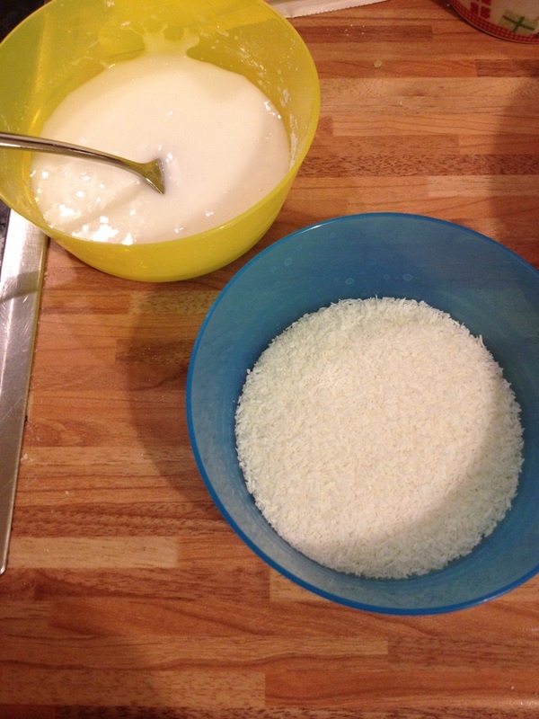 Zuckerguss und Kokosraspel für die Schneemann Muffins