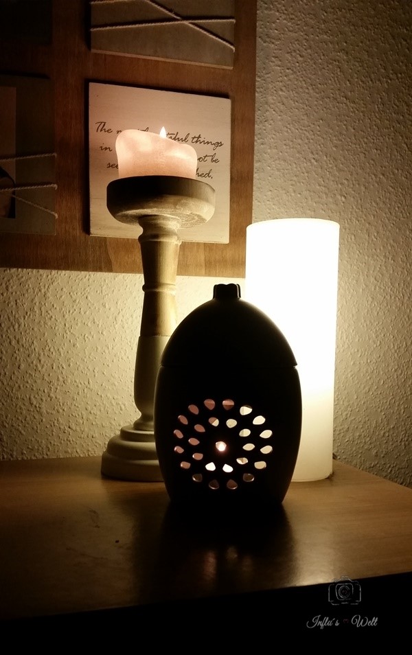 eine Votivkerze zusammen mit einem Duftlicht und einer kleinen Lampe sorgen fÃ¼r gemÃ¼tliche Stimmung im Wohnzimmer