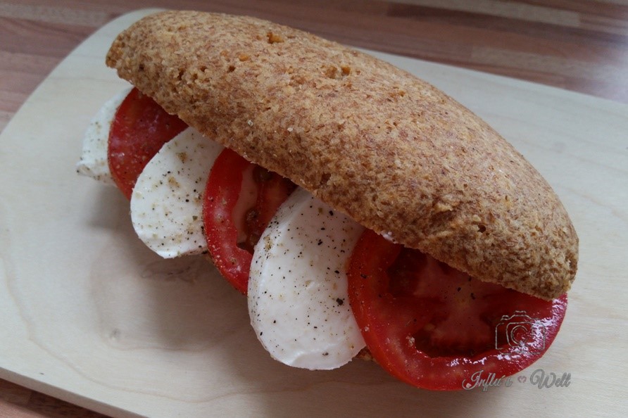 Low Carb Hot Dog Brötchen als Tomaten Mozzarella Sub Sandwich