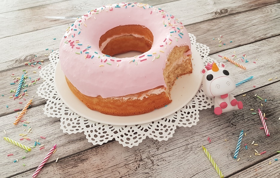 angenabberte pinke Donut Torte