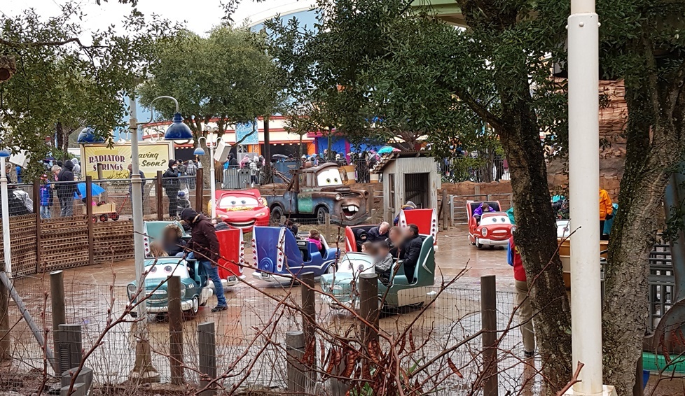 Cars Karussell im Disneyland Paris Walt Disney Studio Park mit behindertem Kind