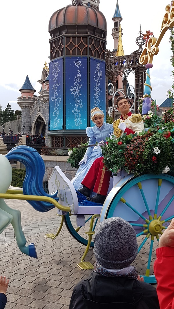 Mit der Greencard fuer Behinderte einen Platz in der ersten Reihe bei der Parade im Disneyland bekommen