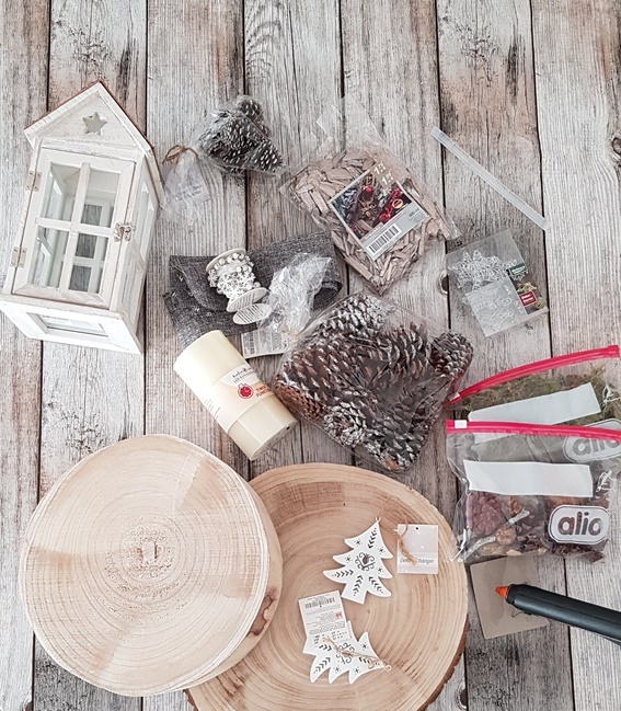 Material für eine herbstliche DIY Laterne mit Tannenzapfen, Moos und Holzscheiben